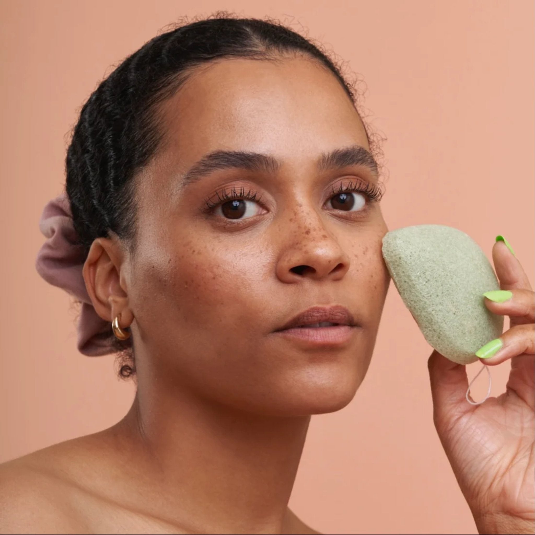 BKIND. Éponge Konjac Nettoyante - Thé Vert Antioxydant - Concept C. Shop