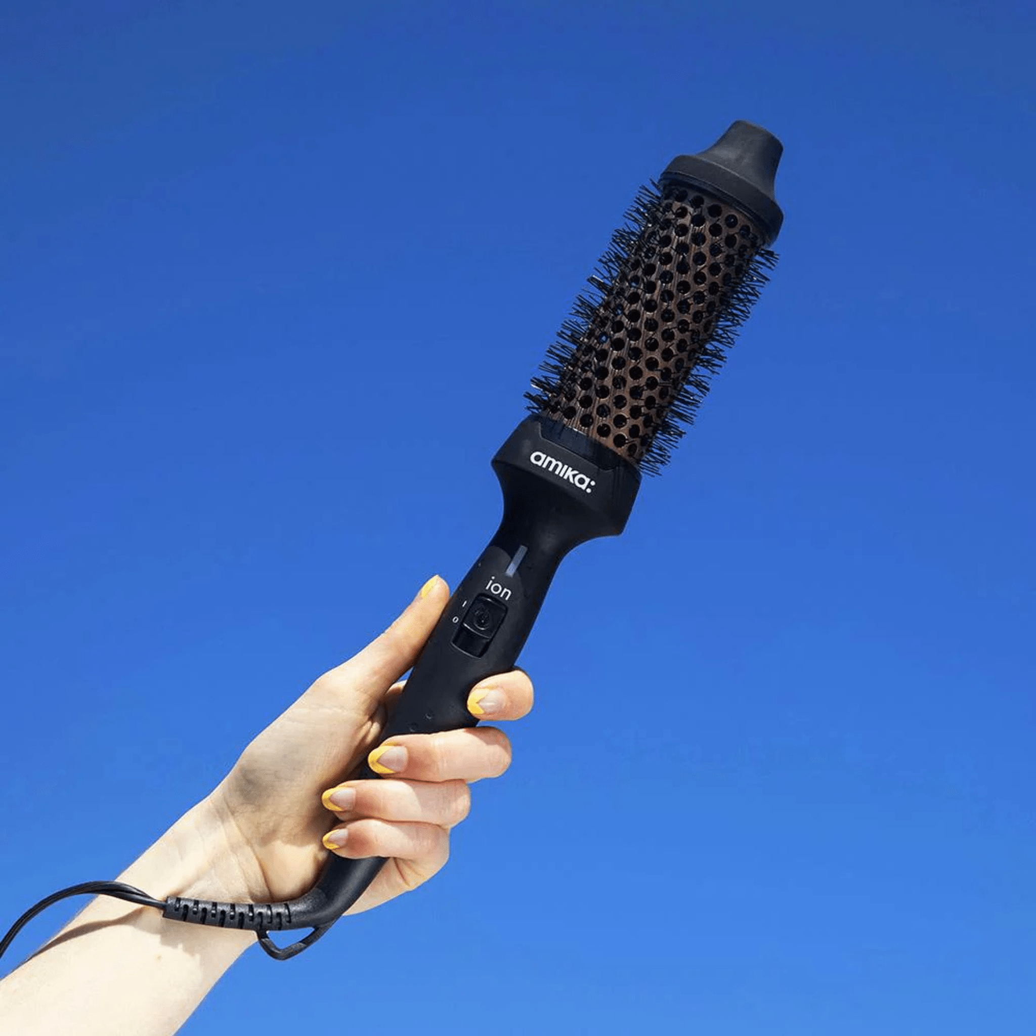 Amika. Brosse Chauffante Blowout Babe - Concept C. Shop