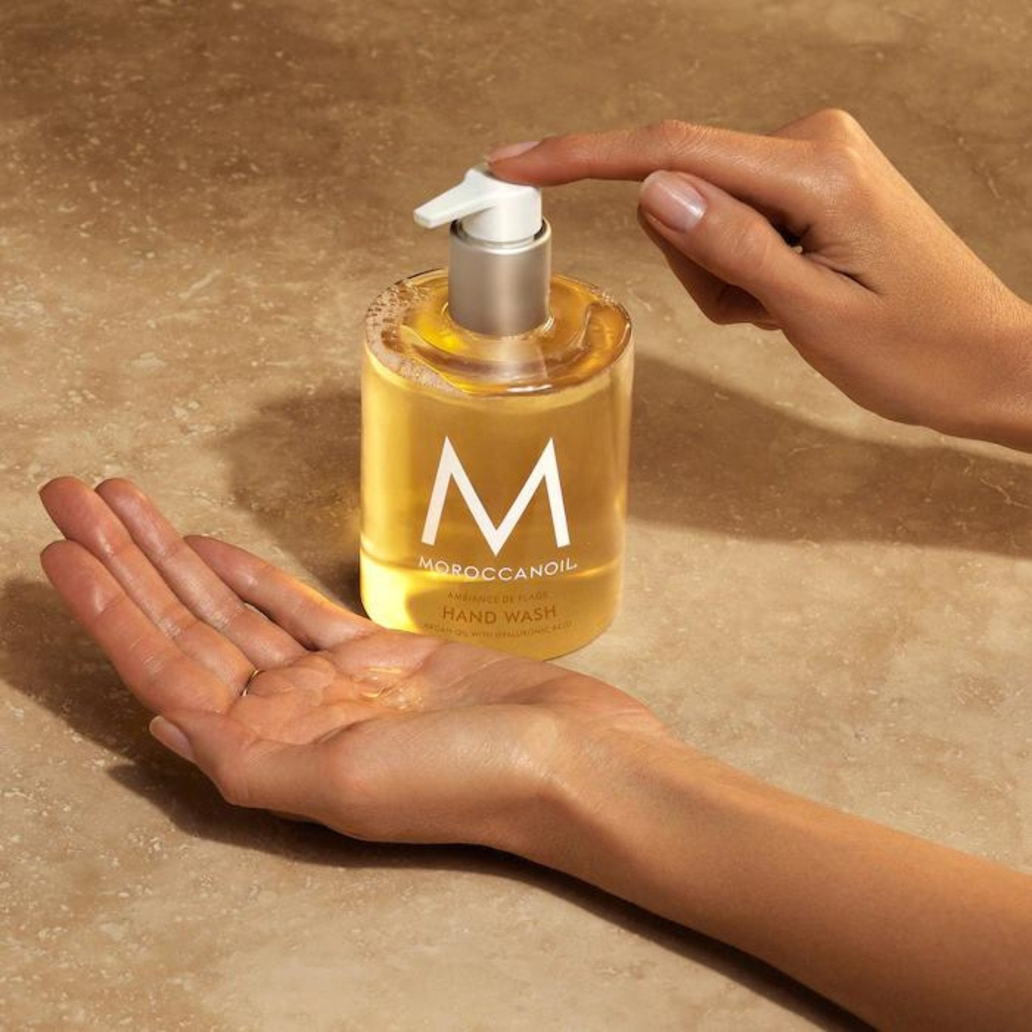 Moroccanoil. Gel Nettoyant pour les Mains Fragrance Ambiance de Plage - 360 ml - Concept C. Shop
